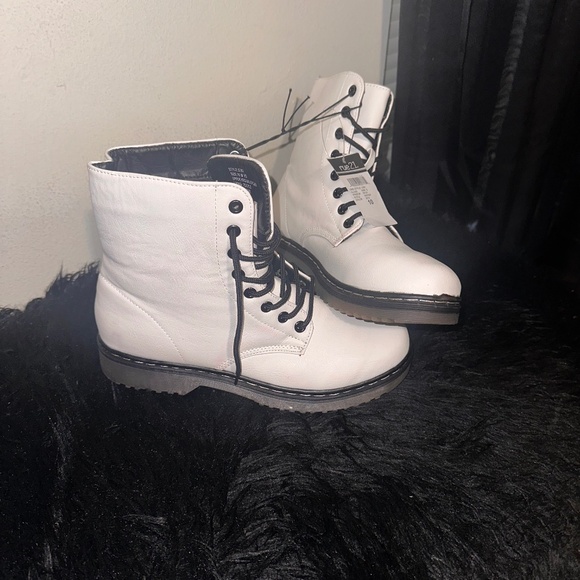 White boots - Picture 1 of 2